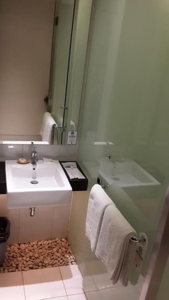 V Hotel Tebet จาการ์ตา ภายนอก รูปภาพ