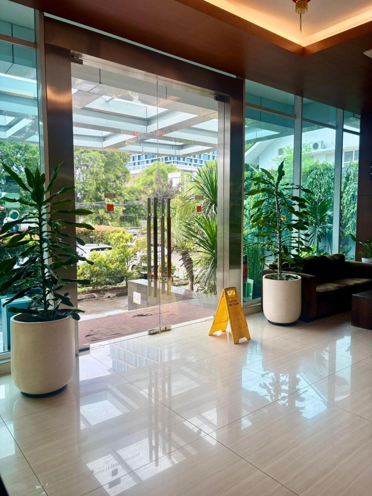 V Hotel Tebet จาการ์ตา ภายนอก รูปภาพ