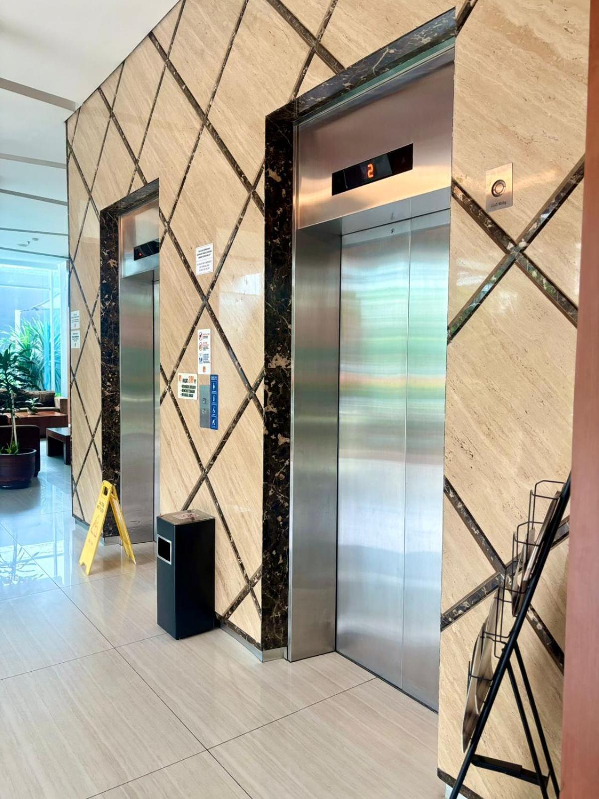V Hotel Tebet จาการ์ตา ภายนอก รูปภาพ