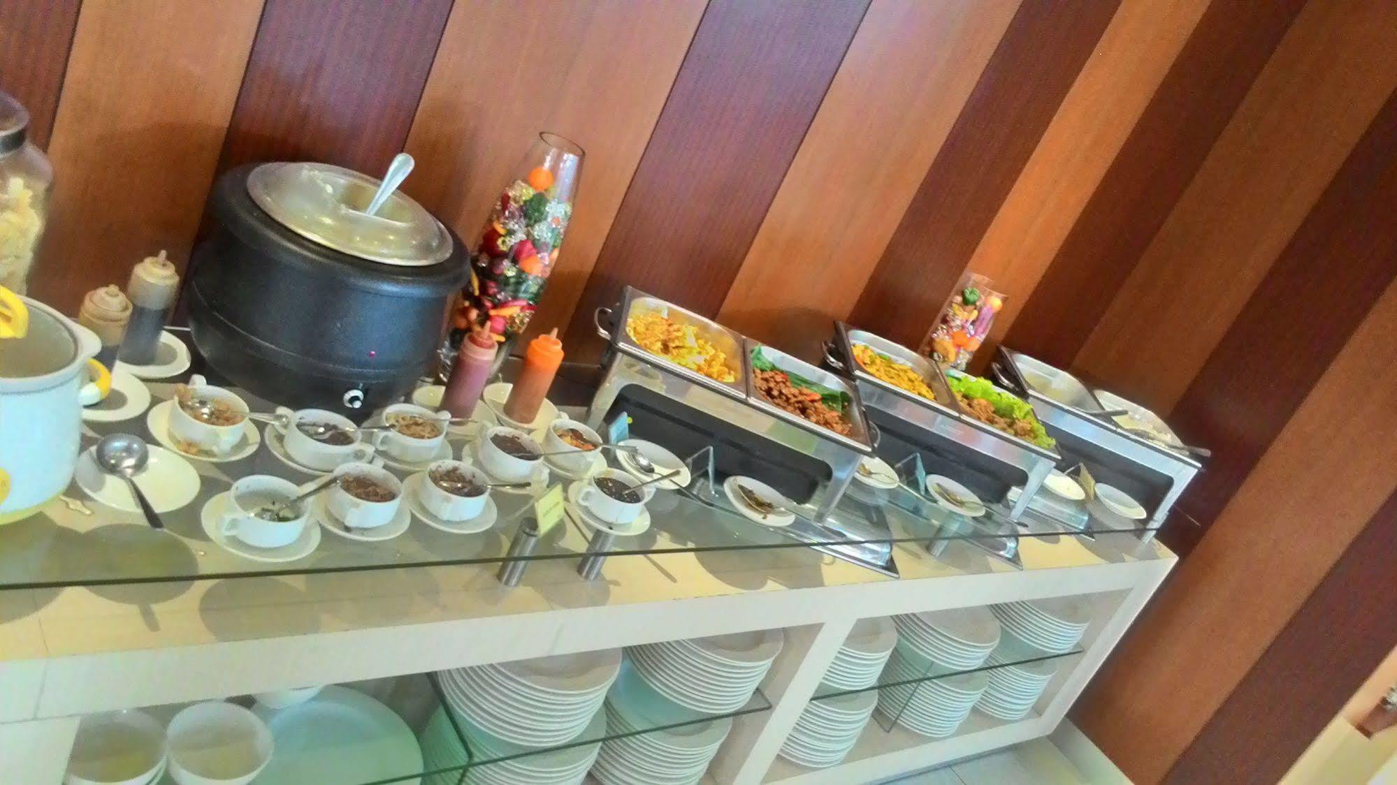 V Hotel Tebet จาการ์ตา ภายนอก รูปภาพ