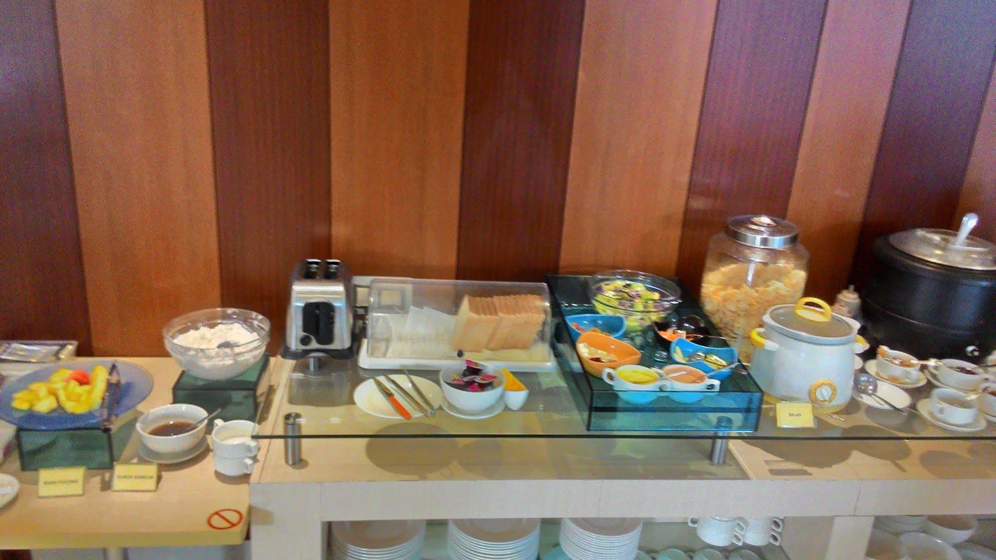V Hotel Tebet จาการ์ตา ภายนอก รูปภาพ